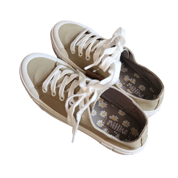 New Sneaker size 8 - Picture 5 of 7